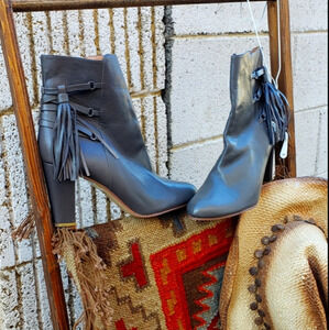 Halogen booties‎